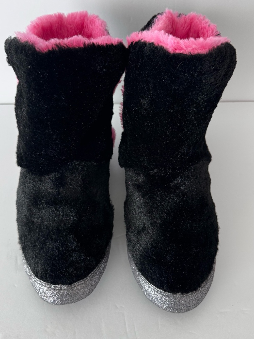 Women's Faux-Fur Slipper Booties
Black/Pink Silver Glitter Trim
Cozy House Shoes